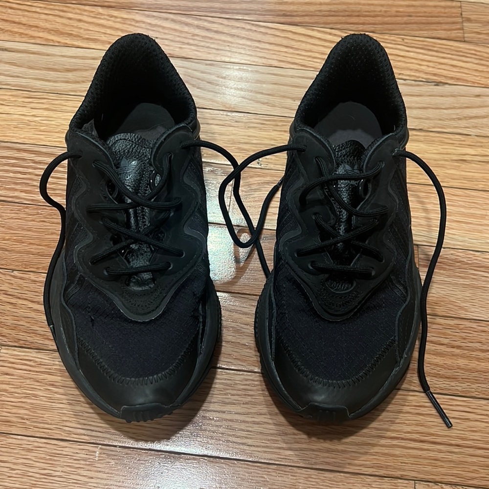 Boys adidas sneakers, all black size 5